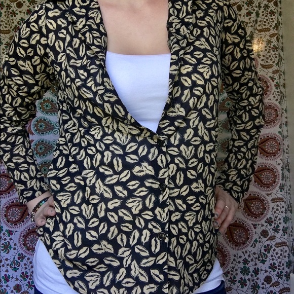 Cute button up - Picture 4 of 4